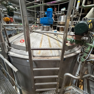 29000&#x20;Liter&#x20;isolierter&#x20;Mischtank&#x20;aus&#x20;V4A&#x20;1.4539&#x20;mit&#x20;Balkenr&#xFC;hrwerk