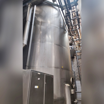 Dep&#xF3;sito&#x20;de&#x20;almacenamiento&#x20;horizontal&#x20;de&#x20;53&#x20;000&#x20;litros&#x20;fabricado&#x20;en&#x20;acero&#x20;inoxidable&#x20;316&#x20;con&#x20;agitador&#x20;de&#x20;h&#xE9;lice&#x20;lateral