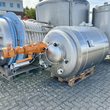 1850&#x20;liter&#x20;heat-&#x2F;coolable&#x20;pressure&#x20;tank,&#x20;Ais304&#x20;with&#x20;Stelzer&#x20;propeller&#x20;agitator