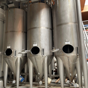 6500&#x20;liter&#x20;conische&#x20;roertank&#x20;van&#x20;RVS&#x20;304&#x20;met&#x20;2&#x20;schroefroerwerken