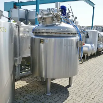 1100&#x20;Liter&#x20;heiz-&#x2F;k&#xFC;hlbarer&#x20;Druckbeh&#xE4;lter&#x20;aus&#x20;V4A&#x20;mit&#x20;Propellerr&#xFC;hrwerk