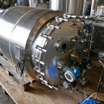 880&#x20;Liter&#x20;heiz-&#x2F;k&#xFC;hlbarer&#x20;Druckbeh&#xE4;lter&#x20;aus&#x20;V4A&#x20;mit&#x20;Magnetr&#xFC;hrwerk