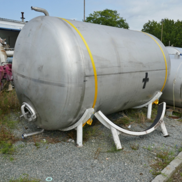 13000&#x20;Liter&#x20;horizontaler&#x20;Lagertank&#x20;aus&#x20;V2A&#x20;auf&#x20;Lagers&#xE4;tteln