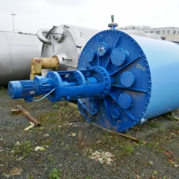 Depósito agitador de 7085 litros en acero inoxidable 304 con agitador de cuchillas inclinadas