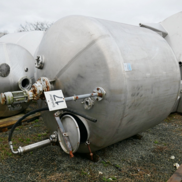 6500&#x20;liter&#x20;tank&#x20;gemaakt&#x20;van&#x20;RVS&#x20;304&#x20;met&#x20;schuin&#x20;blad&#x20;roerwerk