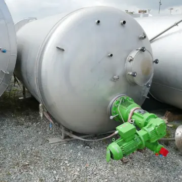 11030 Liter Pharmazie Rührwerksbehälter aus V4A mit Schrägblattrührwerk
