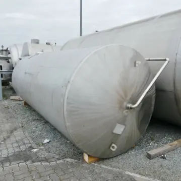 16000&#x20;Liter&#x20;R&#xFC;hrwerkstank&#x20;aus&#x20;V2A&#x20;mit&#x20;Leitstrahlmischer