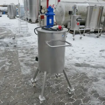 60&#x20;liter&#x20;electrically&#x20;heated&#x20;agitator&#x20;tank&#x20;made&#x20;of&#x20;stainless&#x20;steel&#x20;304&#x20;with&#x20;pneumatic&#x20;propeller&#x20;agitator