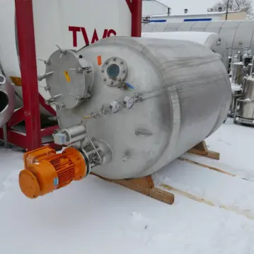 2000&#x20;Liter&#x20;heiz-&#x2F;k&#xFC;hlbarer&#x20;Druckbeh&#xE4;lter&#x20;aus&#x20;V4A&#x20;mit&#x20;Schr&#xE4;gblattr&#xFC;hrwerk