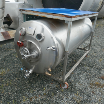 1020 liter heatable/coolable, insulated pressure vessel made of stainless steel 304 in a mobile frame