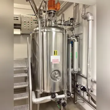 1190&#x20;Liter&#x20;heiz-&#x2F;k&#xFC;hlbarer&#x20;druckfester&#x20;Prozessbeh&#xE4;lter&#x20;aus&#x20;V2A&#x20;mit&#x20;Propellerr&#xFC;hrwerk