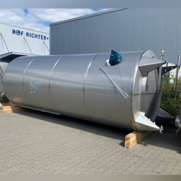 30000 Liter stehender Lagertank aus V4A mit seitlichem Propellerrührwerk