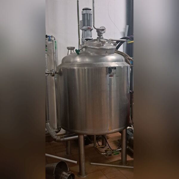 630 liter heat-/coolable mixingtank, Aisi316 with propeller agitator
