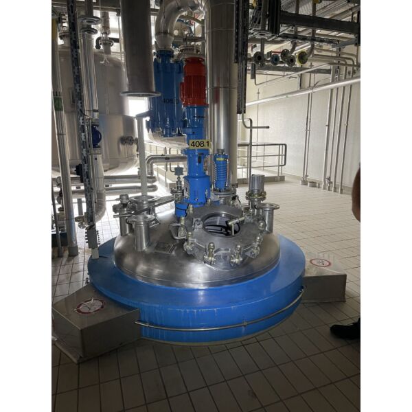 Reactor calefactable/refrigerable de 3690 litros en acero inoxidable 316 con agitador de viga