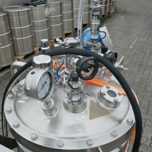 Unused 150 liter mobile heat-/coolable pharma process vessel, Aisi 316 with magnetic agitator