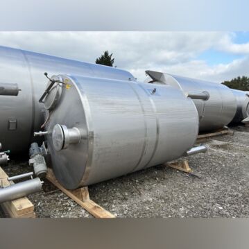 Serbatoio&#x20;di&#x20;miscelazione&#x20;verticale&#x20;da&#x20;6700&#x20;litri&#x20;in&#x20;acciaio&#x20;inox&#x20;304&#x20;con&#x20;agitatore&#x20;ad&#x20;elica