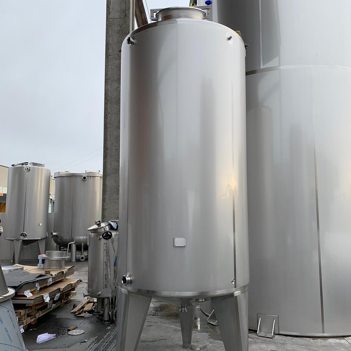 4x 5000 liter tanks for cleaning-in-place system (CIP)