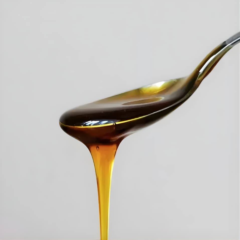 Olio viscoso che cola da un cucchiaio – esempio di alta viscosità