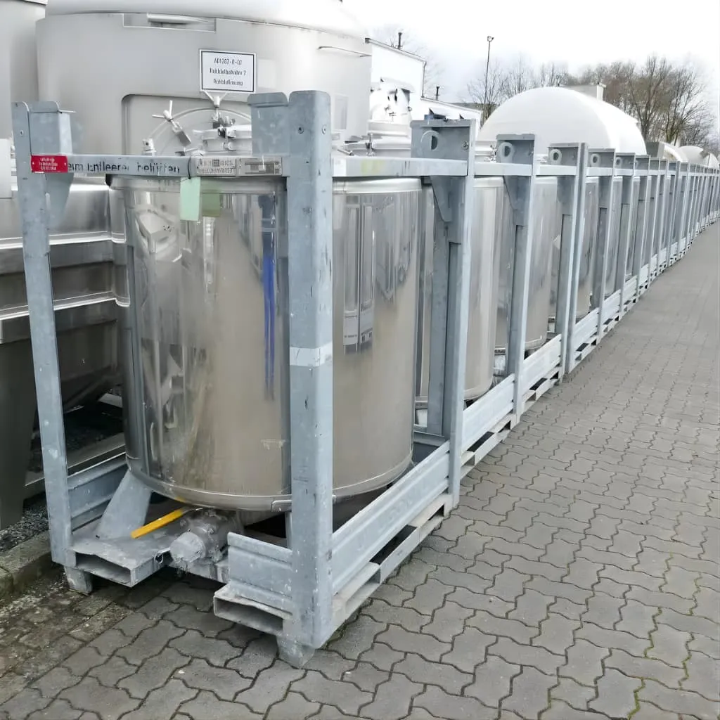 Mehrere Edelstahl IBC Prozessbeh&auml;lter in Transportrahmen auf Industriegel&auml;nde aufgestellt
