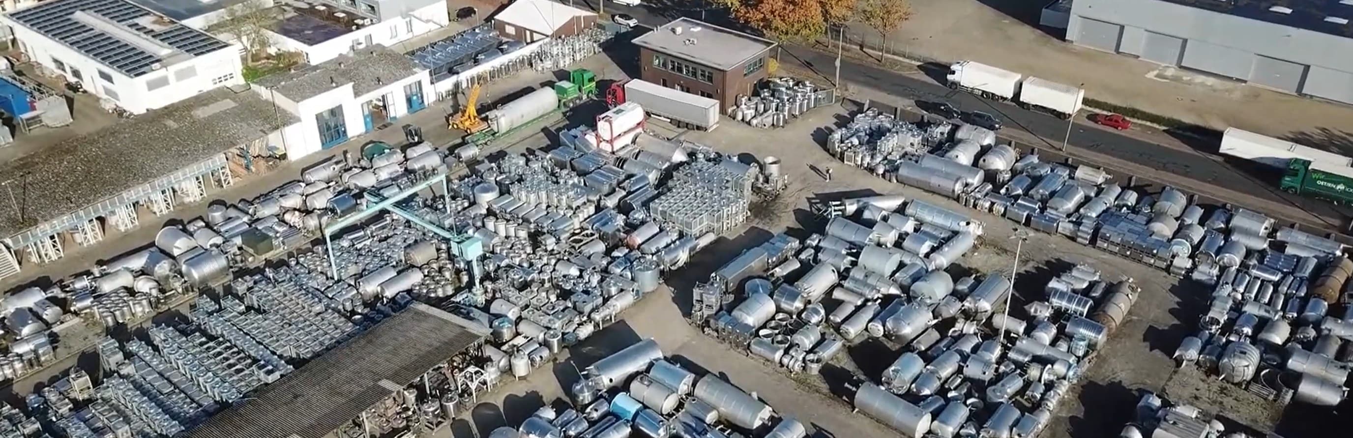 Recipientes de acero inoxidable usados e industriales en un área de almacenamiento para su reutilización en la economía circular