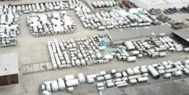 Intero magazzino di serbatoi in acciaio inox